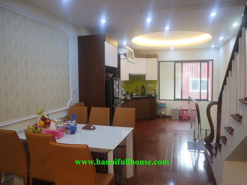 Cho thuê nhà 4 tầng, 4 phòng ngủ ở Võng Thị, gần Hồ Tây, đầy đủ nội thất hiện đại 
